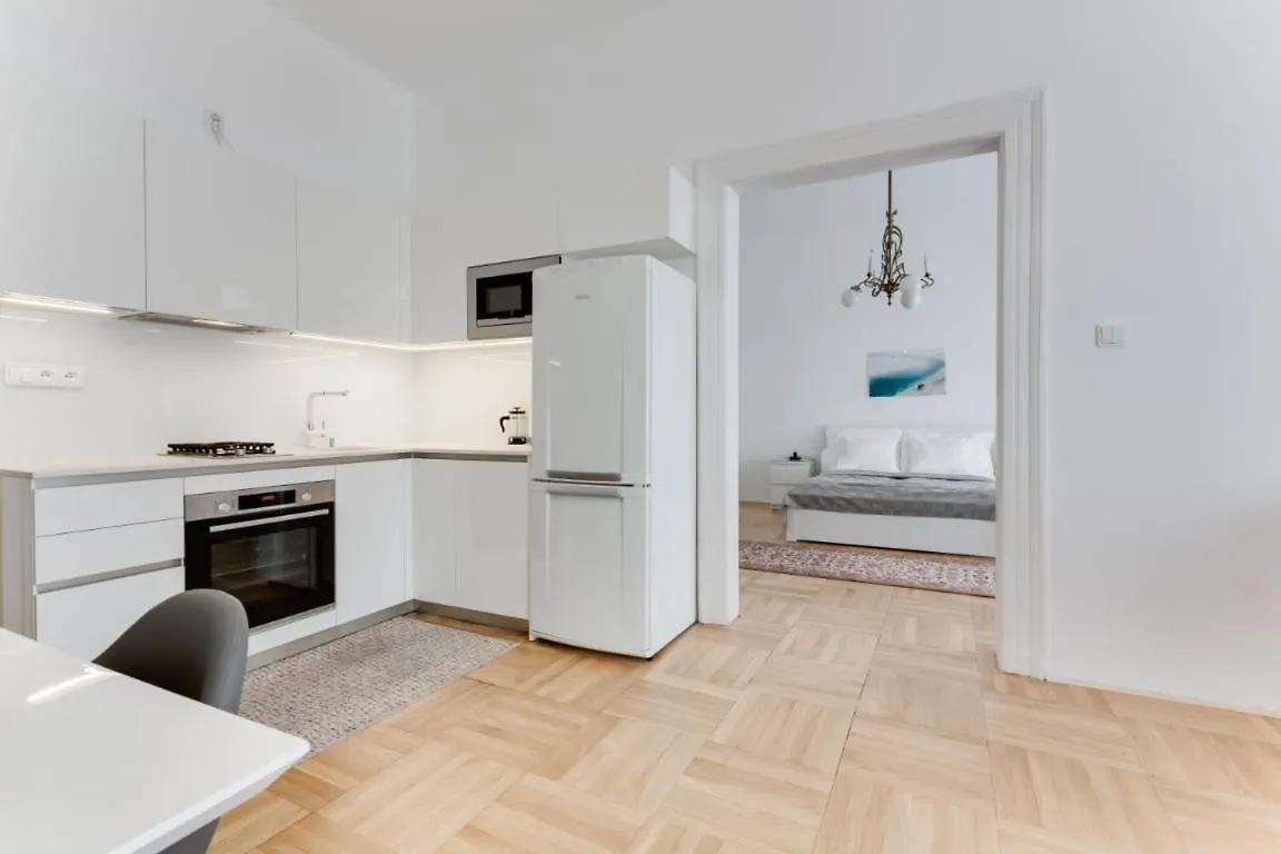Historic Center - Stylish Family Apartment With Balcony Next To River 프라하 체코