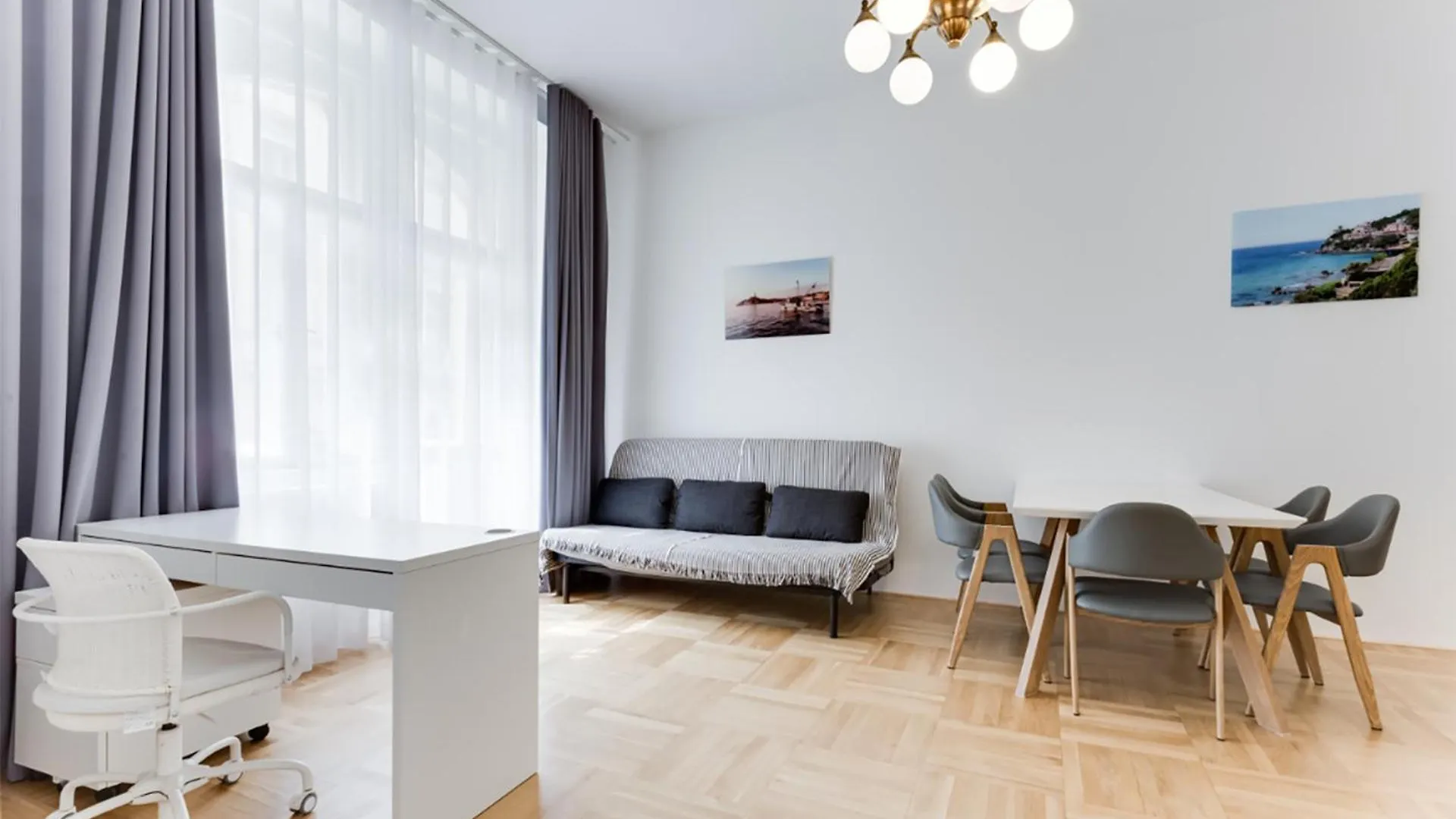 Historic Center - Stylish Family Apartment With Balcony Next To River 프라하