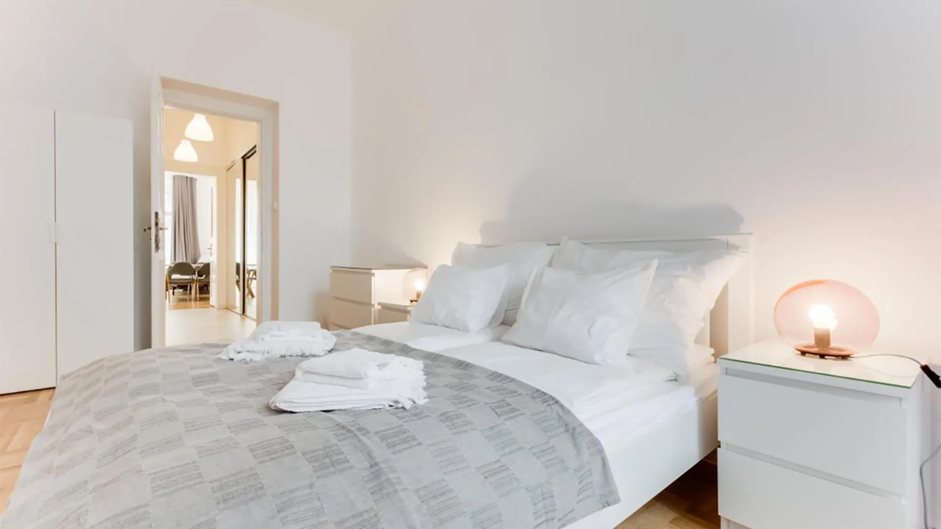 Historic Center - Stylish Family Apartment With Balcony Next To River 프라하 0*,  체코